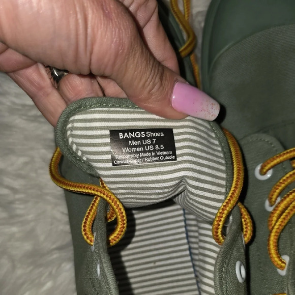 Stylish Green High-Top Sneakers with Patch - Picture 3 of 6